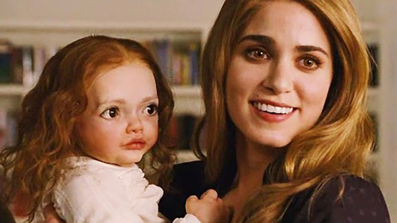 Boneca e Nikki Reed no filme Amanhecer (Foto: Reprodução)