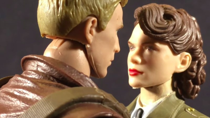 Bonecos de Steve Rogers e Peggy Carter em The Man Out of Time (Foto: YouTube / Reprodução)