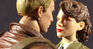 Bonecos de Steve Rogers e Peggy Carter em The Man Out of Time (Foto: YouTube / Reprodução)