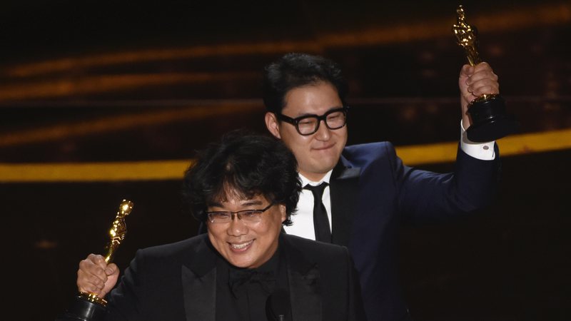 Bong Joon Ho, diretor de Parasita e Han Jin Won, roteirista do filme, no Oscar 2020 (Foto:AP Photo/Chris Pizzello)