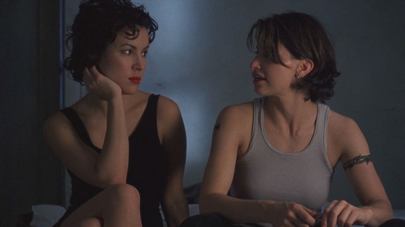 Gina Gershon e Jennifer Tilly em Ligadas Pelo Desejo (Foto:Reprodução)