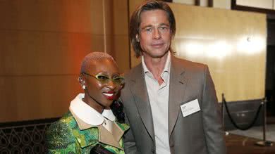 Cynthia Erivo e Brad Pitt no evento pré-Oscar (Foto: Danny Moloshok / Invision / AP)