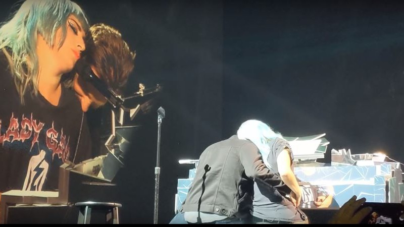 Bradley Cooper e Lady Gaga durante dueto de "Shallow", em Las Vegas (Foto: Reprodução/ Youtube)