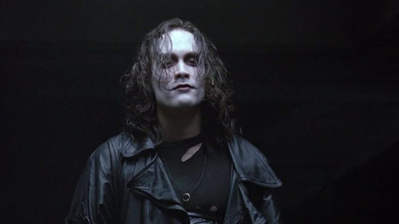 Brandon Lee em cena de O Corvo (Foto: Reprodução)