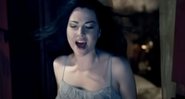 Amy Lee no clipe de "Bring Me To Life" (Foto: Reprodução)