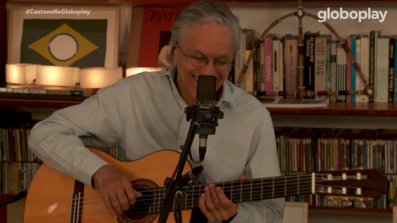 Caetano Veloso em live de quarentena (Foto: Reprodução/Globoplay)