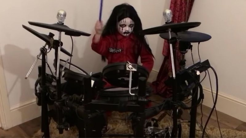 Caleb H, de cinco anos, tocando Slipknot (Foto: Reprodução / Youtube)