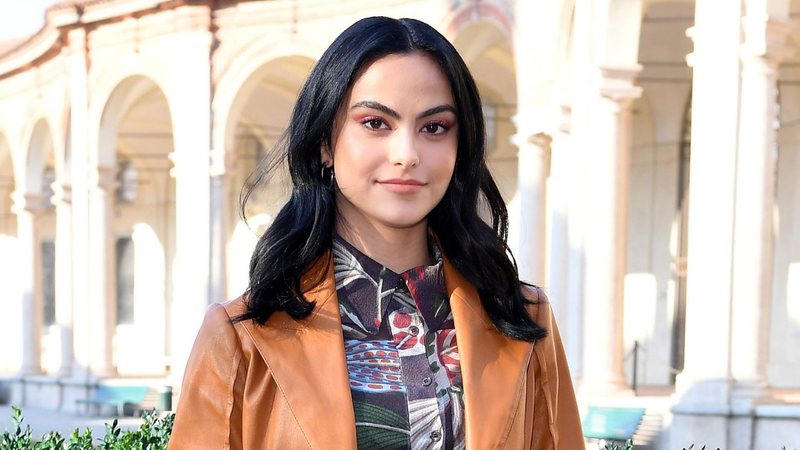 Camila Mendes no Milan Fashion Week em 2020 (Foto: Jacopo M. Raule/Getty Images)