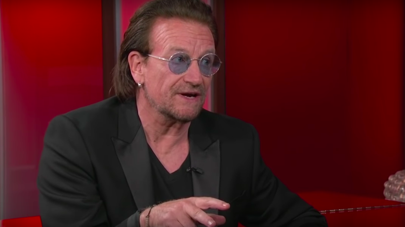 Bono Vox no programa do Jimmy Kimmel para contar sobre a campanha (Foto: Reprodução)