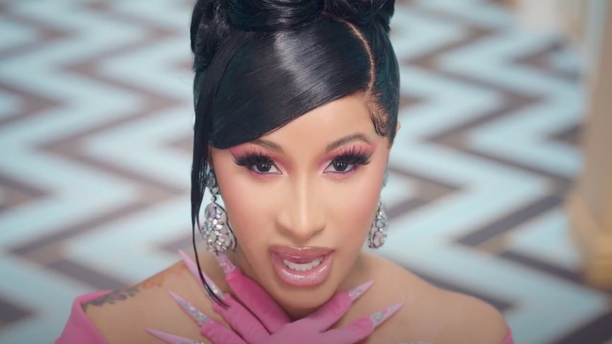 Cardi B em clipe (Reprodução)