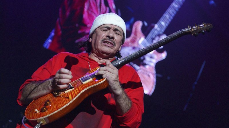 Imagem Carlos Santana cancela oito shows após passar por 'procedimento cardíaco'