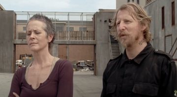 Carol e Axel em The Walking Dead (Foto: Reprodução/YouTube)