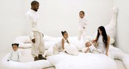 Da esquerda para direita Chicago, Kanye, North, Saint, Psalm, Kim (Foto: Jackie Nickerson / Reprodução / Instagram / Archdigest)