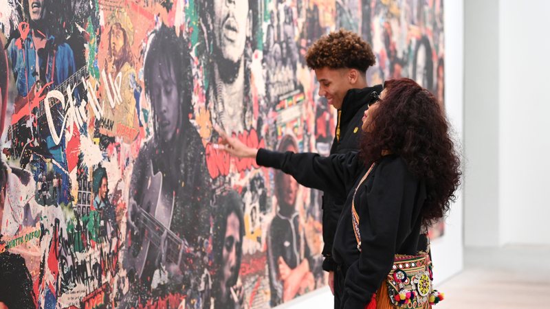 Cedella Marley e Saiyan Marley na exposição (Foto: Getty Images)