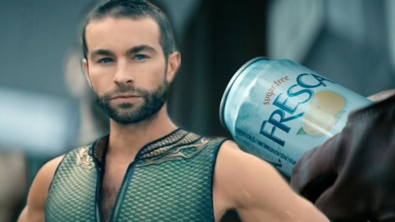 Chace Crawford e o refrigente Fresca (foto: reprodução/ Amazon Prime Video)