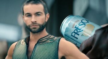 Chace Crawford e o refrigente Fresca (foto: reprodução/ Amazon Prime Video)