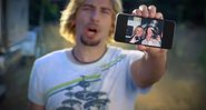 Chad Kroeger em paródia de "Photograph" (Foto: Reprodução / Youtube)