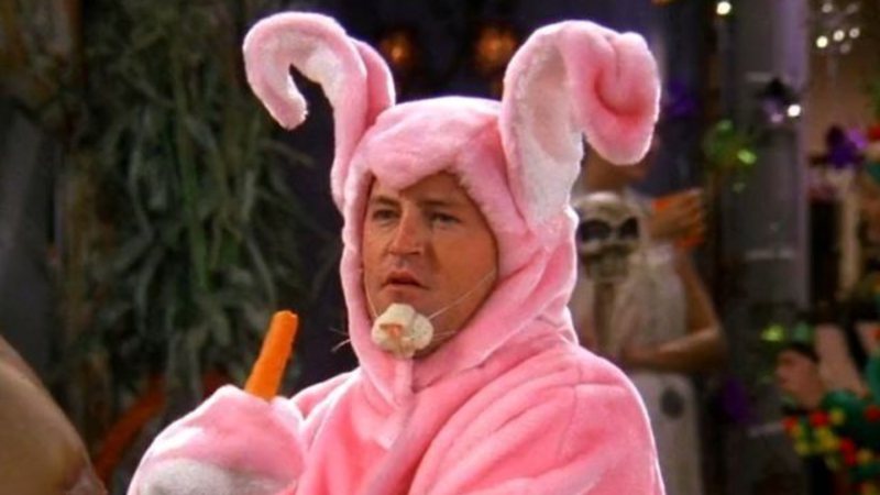 Chandler como Coelho da Páscoa em Friends (Foto: Warner / Reprodução)