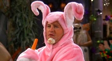 Chandler como Coelho da Páscoa em Friends (Foto: Warner / Reprodução)