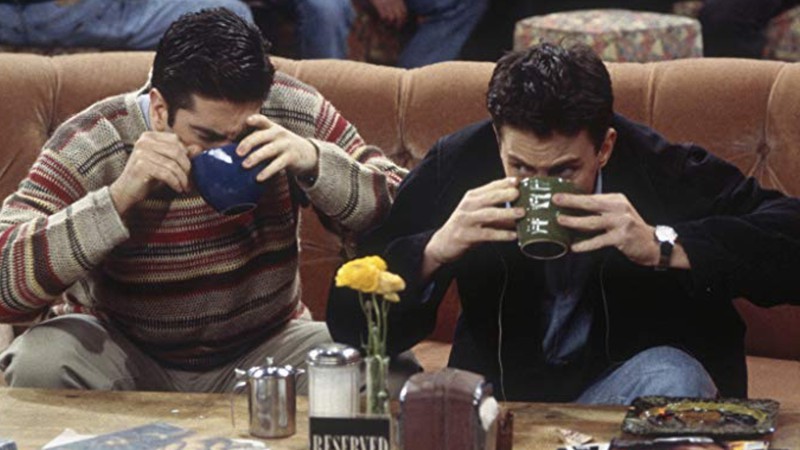 Chandler e Ross no Central Perk (Foto: Reprodução/Warner)