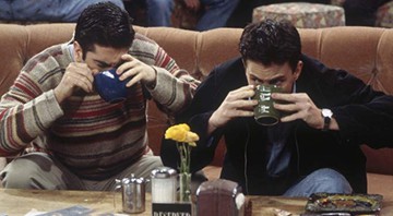 Chandler e Ross no Central Perk (Foto: Reprodução/Warner)