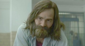 Charles Manson em uma cena da série Mindhunter, de David Fincher (Foto: divulgação)