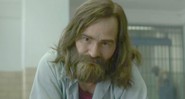 Charles Manson em uma cena da série Mindhunter, de David Fincher (Foto: divulgação)