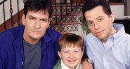 Charlie Sheen, Jon Cryer e Angus T. Jones em Two and a Half Men (Foto: Reprodução /Twitter)