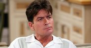 Charlie Sheen em Two and a Half Men (Foto: Reprodução/Warner Bros)