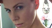 Charlize Theron cortando o cabelo (Foto: Instagram / Reprodução)