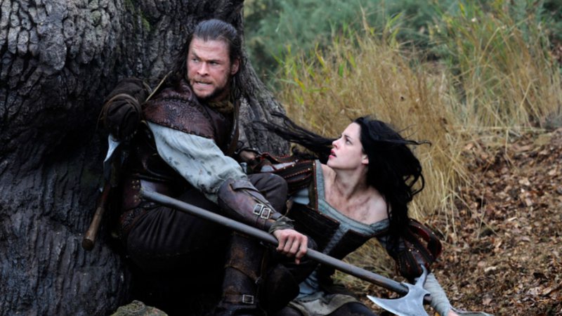 Chris Hemsworth e Kristen Stewart em Branca de Neve e o Caçador (Foto: Reprodução / Universal Pictures)