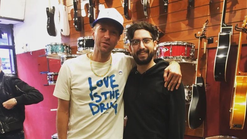 Chris Martin e fã na Argentina (Foto: Reprodução/ Instagram/ @luccanievas)