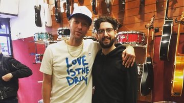 Chris Martin e fã na Argentina (Foto: Reprodução/ Instagram/ @luccanievas)