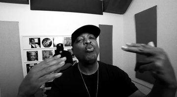 Chuck D no clipe de "State of the Union (STFU)" (Foto:Reprodução/YouTube)