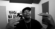 Chuck D no clipe de "State of the Union (STFU)" (Foto:Reprodução/YouTube)