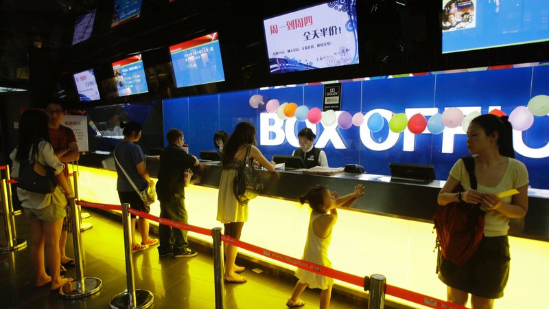 Chineses fazem fila para comprar ingressos de cinema (Foto: AP /Greg Baker)