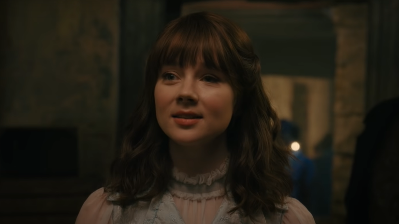 Claudia Jessie como Eloise em Bridgerton (Foto: Reprodução / Youtube / Netflix)