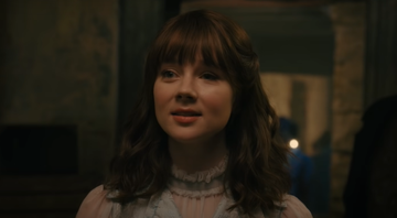 Claudia Jessie como Eloise em Bridgerton (Foto: Reprodução / Youtube / Netflix)