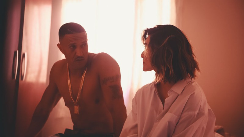 Mano Brown e Cleo, no clipe de Melhor Que Eu (Foto: Zeus)