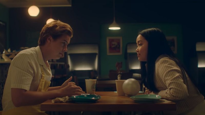 Cole Sprouse e Lana Condor em Moonshot (Foto: Reprodução / YouTube)