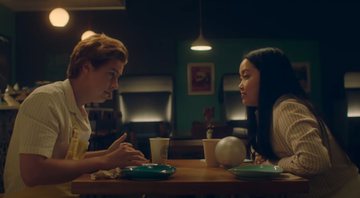 Cole Sprouse e Lana Condor em Moonshot (Foto: Reprodução / YouTube)