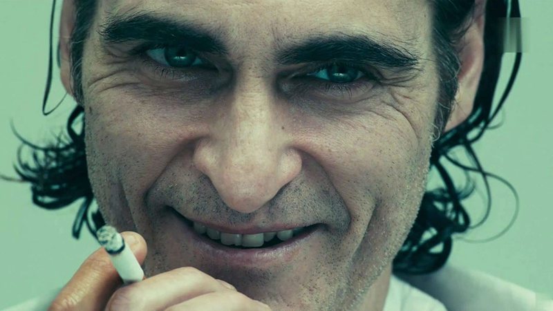 Joaquin Phoenix como Coringa (Foto: Reprodução)