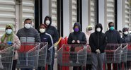 Pessoas de máscara em fila (Foto: Chip Somodevilla / Equipe)