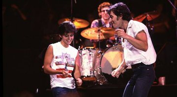 Courteney Cox e Bruce Springsteen em "Dancing in the Dar" (Foto: Reprodução/YouTube)