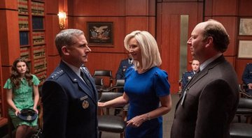 Da esq. para a dir.: Steve Carell, Lisa Kudrow e John Blandsmith em cena de 'Space Force' (Foto: Divulgação / Netflix)