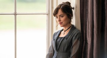 Dakota Johnson em Persuasão (Foto: nick wall / netflix)