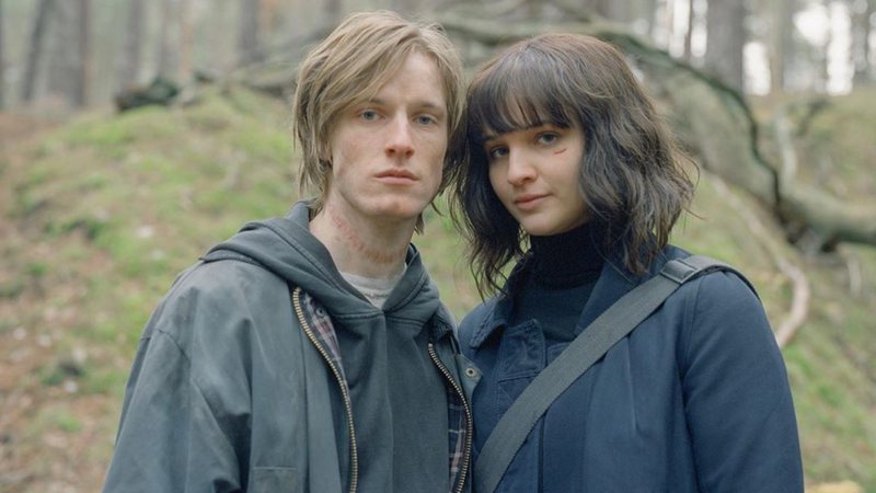 Louis Hoffman e Lisa Vicari nos bastidores de Dark (foto: Baran Bo Odar: reprodução/ Instagram)