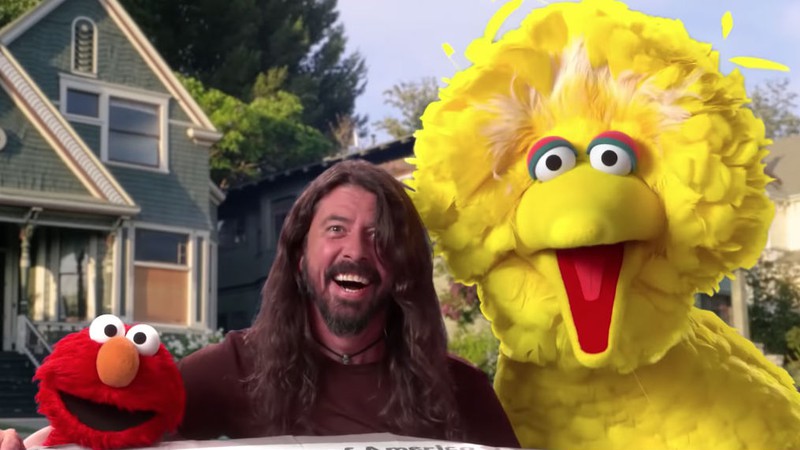 Elmo, Dave Grohl e Garibaldo, em vídeo da Vila Sésamo (Foto:Reprodução/ YouTube)