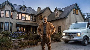 David Arquette na frente da casa do filme Pânico (Foto: Reprodução/Airbnb)