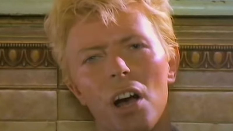 David Bowie no clipe de "Let's Dance" (Foto: Reprodução/Youtube)